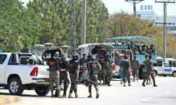 Un cordon de sécurité se déploie devant la Cour suprême à Islamabad, le 12 mai 2023 avant l'arrivée de l'ex Premier ministre Imran Khan