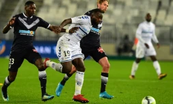 L'attaquant Stéphane Bahoken (c) auteur du 1er but pour Strasbourg face à Bordeaux, le 8 novembre 2017 à Bordeaux  