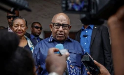 Le président sortant Azali Assoumani, candidat à sa réélection, fait une déclaration à la presse à la sortie du bureau de vote de Mitsudje, le 14 janvier 2024 aux Comores