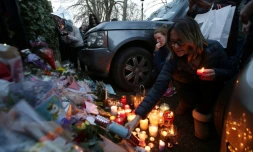 Fleurs et bougies déposées le 26 décembre 2016 devant le domicile de George Michael à Londres
