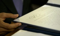 Le président américain Barack Obama signe le 22 octobre 2015 à Washington devant la presse son veto à une proposition de loi de budget de la Défense