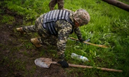 Des soldats ukrainiens se mettent aux abris lors d'un bombardement près de Bakhmout, dans l'Est de l'Ukraine, le 30 avril 2023 