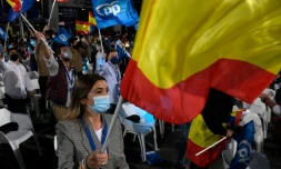 Des partisans du Parti populaire (PP) devant le siĂšge de l'organisation, Ă Madrid, le 4 mai 2021