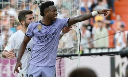 L'attaquant brésilien du Real Madrid Vinicius Junior montre du doigt un spectateur qui l'a insulté, le 21 mai 2023 au stade Mestalla de Valence