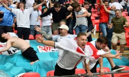 Les supporters anglais, agglutinés les uns sur les autres, célèbrent le but de Harry Kane contre l'Allemagne à l'Euro, le 29 juin 2021 à Wembley