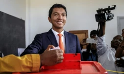 Andry Rajoelina, vainqueur de la présidentielle à Madagascar, vote au deuxième tour le 19 décembre 2018 à Antananarivo.
