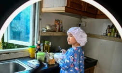 Moe Myint May Thu, 8 ans, vedette des réseaux sociaux grùce à ses cours de cuisine en ligne, le 21 mai 2020 à Rangoun, en Birmanie