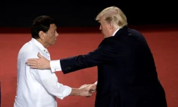 Le président américain Donald Trump et son homologue philippin Rodrigo Duterte (g) lors du sommet de l'Asean, le 13 novembre 2017 à Manille