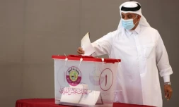 Un électeur qatari vote pour élire une partie de l'organe législatif, à Doha le 2 octobre 2021