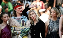 L'équipe du film "Club Zero", dont la réalisatrice Jessica Hausner qui fait un signe de la main, arrive pour sa projection au Festival de Cannes, le 22 mai 2023