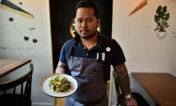 Le chef français Tomy Gousset dans son restaurant à Paris, le 11 mai 2017