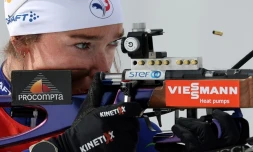 Lou Jeanmonnot au tir lors du relais féminin des Championnats du monde de biathlon, à Lenzerheide, en Suisse, le 22 février 2025