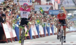 L'Australien Simon Clarke remporte la 5e étape de la Vuelta devant le Néerlandais Bauke Mollema, le 29 août 2018 à Roquetas de Mar 