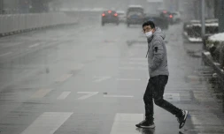 Un homme dans une rue de Pékin le 14 février 2020