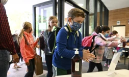 Des élèves se désinfectent les mains dans une école à Strasbourg, le 1er septembre 2020