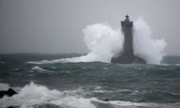 De fortes vagues prĂšs du Phare du Four, quelques heures avant l'arrivĂ©e de la tempĂȘte AmĂ©lie, le 2 novembre 2019 Ă Rosporden, dans le FinistĂšre