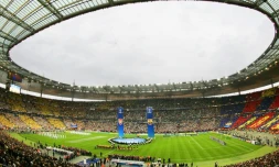 Le Stade de France, avant la finale de la Ligue des Champions entre Barcelone et Arsenal, le 17 mai 2006 Ă Saint-Denis, oĂč aura lieu de nouveau la finale, le 28 mai 2022 aprĂšs la dĂ©cision de l'UEFA de retirer l'organisation Ă Saint-Petersbourg, suite Ă l'invasion de l'Ukraine par la Russie