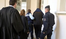 L'aide-soignante poursuivie (2e à droite), arrivant au tribunal de Chambéry, le 9 mai 2017