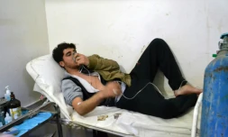 Un homme respire à travers un masque à oxygène après une attaque au gaz attribuée au régime syrien, le 17 mars 2015 à Sarmin, près d'Idleb