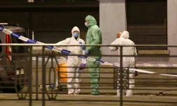 Des policiers belges mĂšnent les investigations sur le lieu d'un attentat Ă Bruxelles oĂč deux personnes de nationalitĂ© suĂ©doise ont Ă©tĂ© tuĂ©es par un homme armĂ© qui a pris la fuite en scooter le 16 octobre 2023