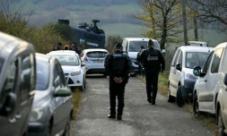 Des gendarmes à proximité d'un rassemblement d'agriculteurs pour empêcher l'abattage d'un troupeau de 200 vaches parmi lesquelles un cas de dermatose nodulaire contagieuse (DNC) a été détecté à Les-Bordes-sur-Arize, le 11 décembre 2025 en Ariège
