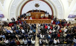 Les membres de l'Assemblée nationale du Venezuela votent en faveur du projet de loi d'amnistie proposé par la présidente par intérim, Delcy Rodríguez, le 5 février 2026 à Caracas