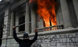 Un manifestant devant le Congrès en feu dans la ville de Guatemala le 21 novembre 2020