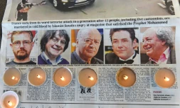 Hommage aux dessinateurs de Charlie Hebdo assassinés lors d'un rassemblement à Marseille, le 8 janvier 2015