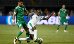 L'attaquant algérien Riyad Mahrez (g) à la lutte avec celui du Sénégal lors de la CAN-2019 , le 27 juin 2019 au Caire