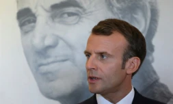 Emmanuel Macron devant le portrait de Charles Aznavour à Erevan lors du sommet de la francophonie, le 11 octobre 2018