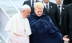 Le pape François accueilli à l'aéroport de Vilnius par la présidente lituanienne Dalia Grybauskaite le 22 septembre 2018