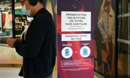 A l'entrée du centre commercial Beaugrenelle à Paris, le 16 août 2021