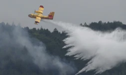 Un Canadair intervient, le 15 août 2019 dans l'Aude à Monze