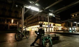 Un livreur attend des commandes dans le centre d'Angers le 27 octobre 2020