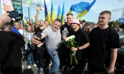 Les membres du Kalush Orchestra de retour en Ukraine le 16 mai 2022, dans le village de Krakovets dans la région de Lviv, après leur victoire à l'Eurovision
