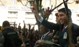 Lundi 16 mars 2009 -

Le nouvel homme fort de Madagascar, Andry Rajoelina (TGV) à son arrivée au palais présidentiel d'Ambohitforohitra (Photo D.R.)