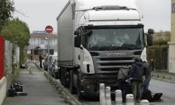 Des policiers enquĂȘtent le 2 janvier 2018 prĂšs des lieux de la soirĂ©e clandestine et de l'agression de deux policiers Ă  Champigny-sur-Marne