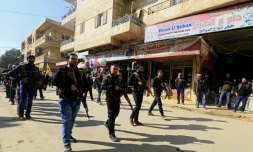 De jeunes civils kurdes syriens défilent dans la ville d'Afrine le 28 janvier 2018 après s'être enrôlés pour résister à l'offensive turque contre cette région du nord-ouest de la Syrie