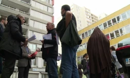Le collectif "Pas sans nous" tracte au pied de l'Office public de l?habitat de Bobigny, au nord-est de Paris, le 18 octobre 2016