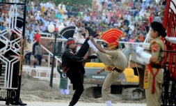 Un soldat indien et un soldat pakistanais lors d'une cérémonie à Wagah, sur la frontière indo-pakistanaise, le 2 août 2017
