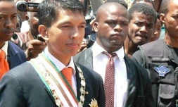 Samedi 21 mars 2009 - Stade de Mahamasina à Antananarivo

Lors de la cérémonie d'investiture d'Andry Rajoelina (TGV) à la tête de la République malgache (Photo D.R)