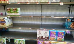 Des rayons presques vides dans un supermarché de Bethesda dans le Maryland le 13 janvier 2022