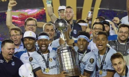 Les joueurs brésiliens du Gremio heureux de soulever la Coupe libertadores, le 29 novembre 2017 à Buenos Aires