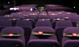 Des fauteuils sont marqués, distanciation sociale oblige, à la reprise de la saison des comédies musicales au Troubadour Wembley Park Theatre, à Londres le 10 septembre 2020