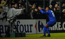 Le milieu de Chambly Gregory Gendrey fait partger sa joie aux supporters après son but face à Monaco en Coupe de France, le 1er février à Beauvais