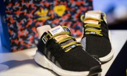 Une paire de chaussures-billets vendue par la société de transport en commun berlinoise (BVG), le 16 janvier 2018 à Berlin