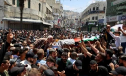 Des personnes portent le corps de Khaïri Chahine, l'un des deux Palestiniens tués par les forces israéliennes lors d'un raid militaire, lors de leurs funérailles à Naplouse, en Cisjordanie occupée, le 7 juillet 2023