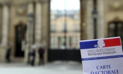 Une carte électorale avec l'Elysée en arrière plan le 18 avril 2012 à Paris