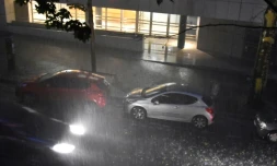 Des automobilistes conduisent sus la pluie dans le 20e arrondissement à Paris le 9 juillet 2017