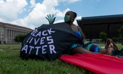 une femme arbore un parapluie "Black Lives Matter" le 4 juillet 2020 Ă Washington